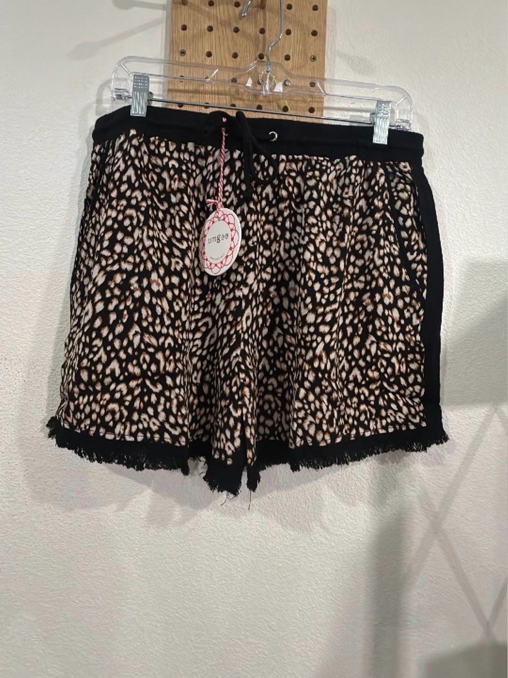 NWT Umgee Women's Black and Beige Leopard Print Pull-On Shorts size L